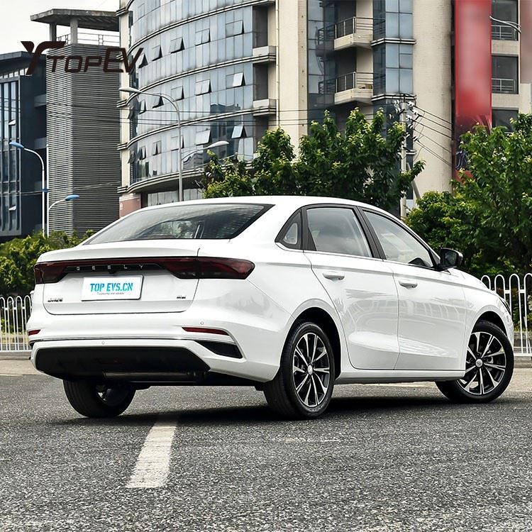 Автомобиль 2025 Geely Emgrand 1.5L с бензиновым двигателем Автомобиль 2025 Geely Emgrand 1.5L с бензиновым двигателем