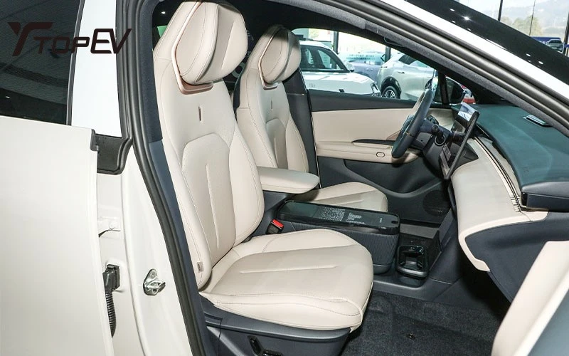 Lynk & Co Z20 spaces Lynk & Co Z20 spaces